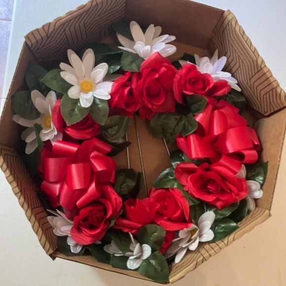 Wreath red silk flowers new - Picture 6 of 6